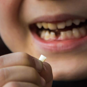 Une conductrice s’évanouit au volant de son véhicule lorsque son fils lui montre sa dent arrachée