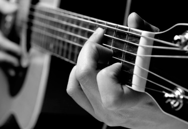 Aulas com professor qualificado, pronto para te ajudar a atingir seus objetivos. Venha tocar com a gente. Aula de Violão e Guitarra.