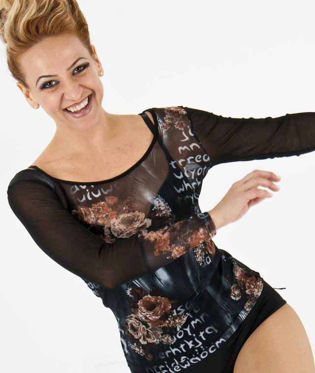 Aulas voltada para o público feminino. Técnicas  e estilo da mulher para a dança.
