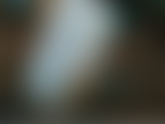 bouteille en plastique plantée dans un sol plein de déchets