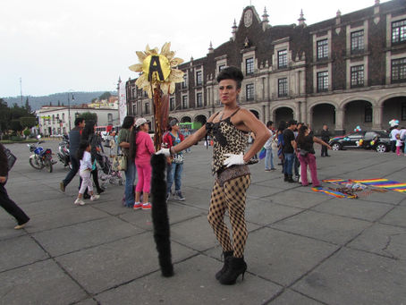 Aparece transexual asesinado en su departamento en Mexicaltzingo