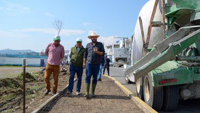 Entrega alcalde de Almoloya rehabilitación de plaza cívica en Santa María Nativitas