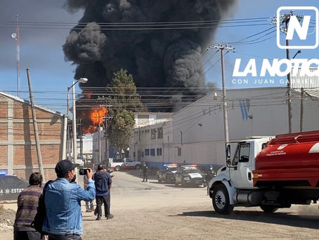 Voraz incendio acaba con fábrica de pinturas en Lerma