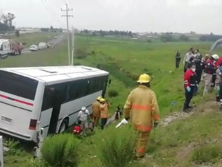 Accidente de autobús deja al menos 5 peregrinos heridos en la Atlacomulco-Toluca.