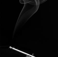 Cigarette et cendrier