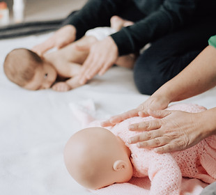 Atelier massage bébé guidé par une doula à Toulouse