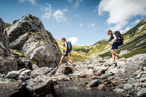 Wanderinnen ueberqueren den Puitbach im Puittal beim Aufstieg auf das Scharnitzjoch - Leut