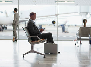 assis à l'aéroport