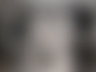 Farklı ölçülerde iki softbox, tripod üzerindeki kamera ve ürün çekim pedestalıyla hazırlanmış profesyonel stüdyo ışık kurulumu.