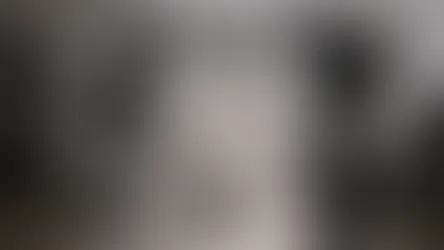 Farklı ölçülerde iki softbox, tripod üzerindeki kamera ve ürün çekim pedestalıyla hazırlanmış profesyonel stüdyo ışık kurulumu.