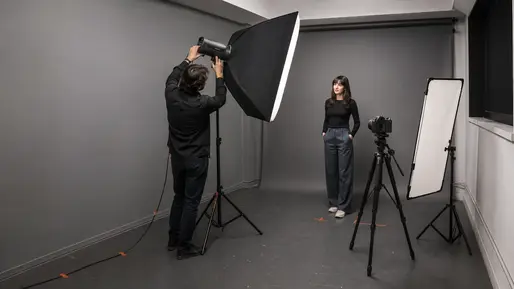 Küçük stüdyo için paraflaş, softbox ve reflektörle kurulan portre ışığı