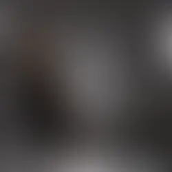 Koyu stüdyo fonunda ürün ve portre çekimi için arka yandan gelen kenar ışığı kurulumu; stripbox, paraflaş ve kontrollü rim light kullanımı.