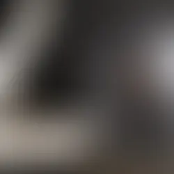Profesyonel stüdyoda reflektör taslı paraflaş ile fon ışığı ve vurgu ışığı kurulumu; softbox ana ışık, reflektör tas ve kontrollü sert ışık kullanımı.