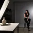 Profesyonel stüdyoda reflektör taslı paraflaş ile fon ışığı ve vurgu ışığı kurulumu; softbox ana ışık, reflektör tas ve kontrollü sert ışık kullanımı.