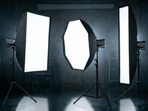 Stüdyoda softbox, octabox ve stripbox ışık şekillendiricilerinin yan yana karşılaştırmalı görünümü