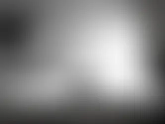 Beyaz fon ürün çekiminde gri arka plan sorununu ve profesyonel stüdyo ışığı kurulumunu gösteren ürün fotoğrafı