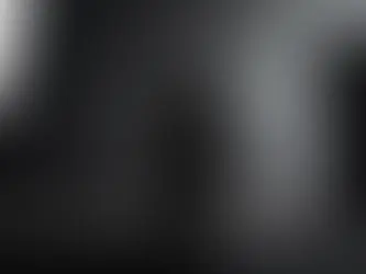 Siyah ürün fotoğrafı için detay kaybını önleyen kontrollü stüdyo ışığı kurulumu