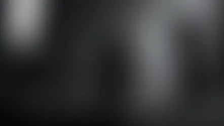 Siyah ürün fotoğrafı için detay kaybını önleyen kontrollü stüdyo ışığı kurulumu