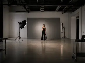 Geniş stüdyo ortamında Hensel paraflaş sistemi ile profesyonel ışık kurulumu ve moda çekimi