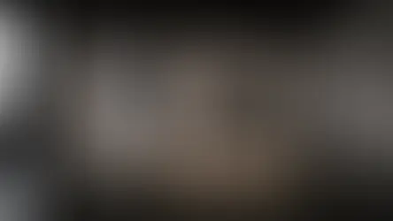 Geniş stüdyo ortamında Hensel paraflaş sistemi ile profesyonel ışık kurulumu ve moda çekimi