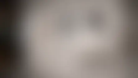 Profesyonel fotoğraf stüdyosunda standart ışık ayağı, C-Stand ve boom sistemleriyle kurulan paraflaş ve softbox düzeni