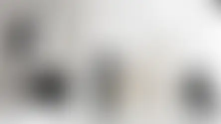 Kozmetik ürün fotoğrafçılığı için paraflaş, stripbox ve kontrollü stüdyo ışığı kurulumu