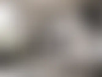 Yapay ışık kullanımına giriş için doğal ışık ve profesyonel stüdyo flaşı kurulumunu gösteren fotoğraf stüdyosu
