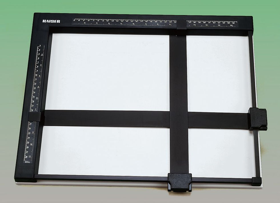 Kaiser metal tabanlı, ayarlanabilir bantlı 28×36 cm fotoğraf baskı maskeleme çerçevesi
