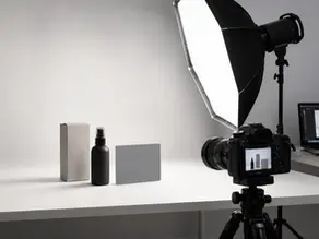Gri kart, paraflaş ve softbox kullanılan profesyonel ürün fotoğrafçılığı stüdyosunda beyaz dengesi ve doğru renk yönetimi kurulumu.
