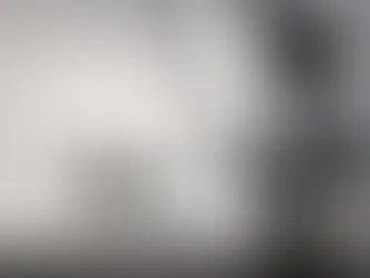 Gri kart, paraflaş ve softbox kullanılan profesyonel ürün fotoğrafçılığı stüdyosunda beyaz dengesi ve doğru renk yönetimi kurulumu.