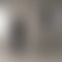 Profesyonel stüdyoda paraflaş şemsiyesi ve softbox karşılaştırması; portre ve ürün çekiminde geniş şemsiye ışığı ile kontrollü softbox ışığı kurulumu.