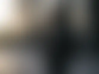 Şehirde çekime hazırlanan fotoğrafçı, kamera çantası ve tripod ile profesyonel ekipman taşıma