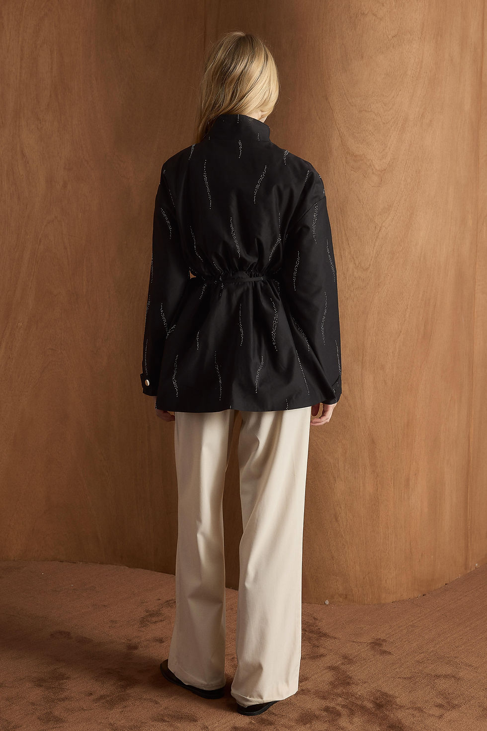 Küçük resim: TAŞ İŞLEMELİ KISA TRENÇKOT