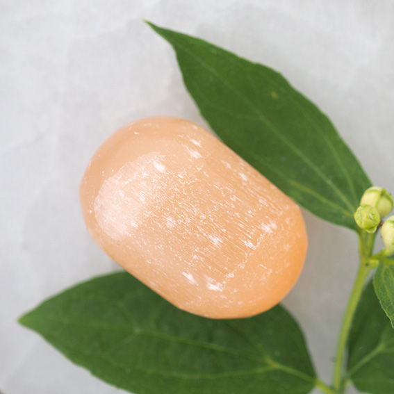 Rosa selenit är kristall som är starkt kopplad till intuition och flöde. Finns på House of Indra.