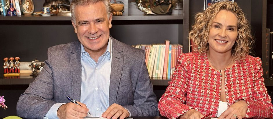 André Luiz e Cristina Rivas Lang em noite de autógrafos.