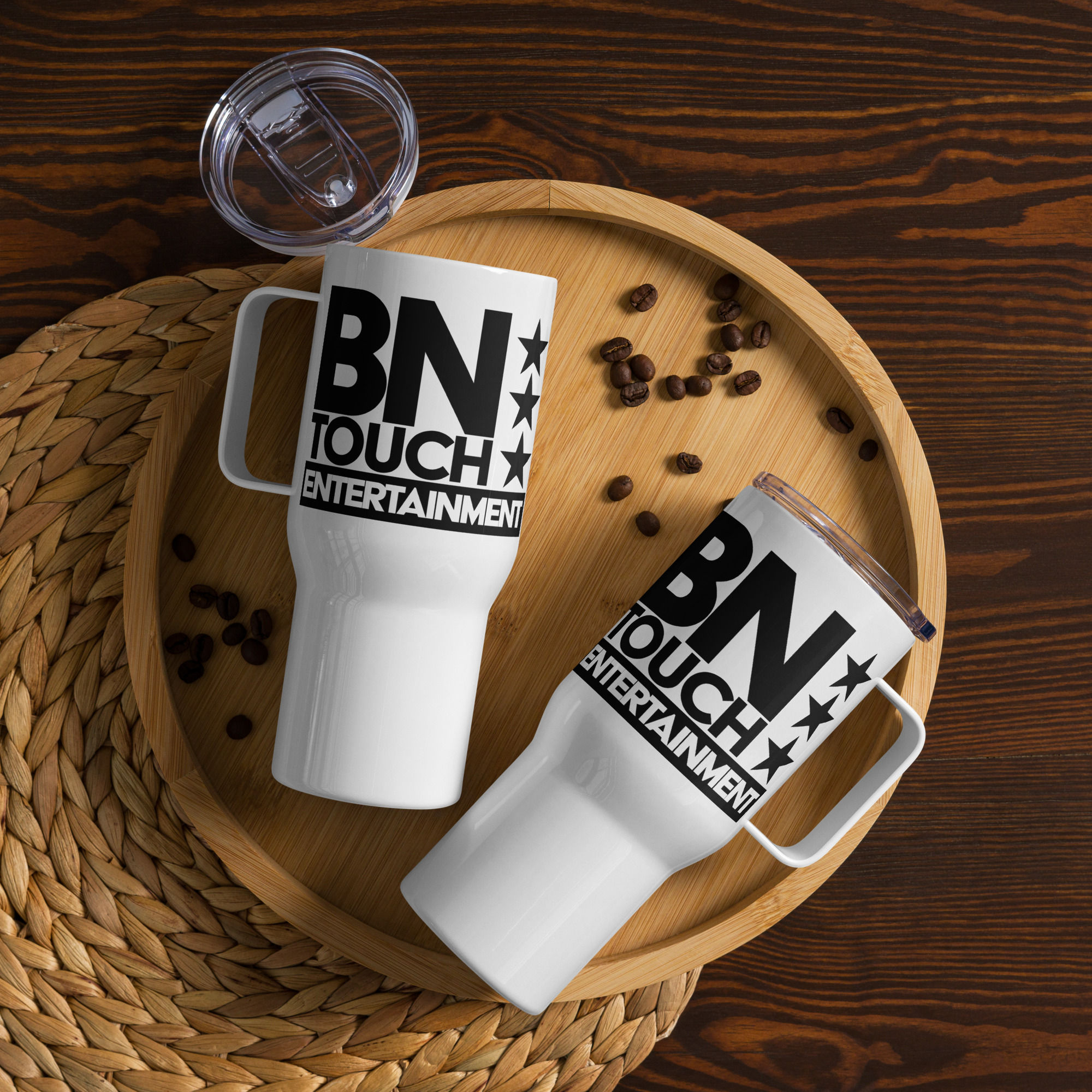 Travel mug with a handle