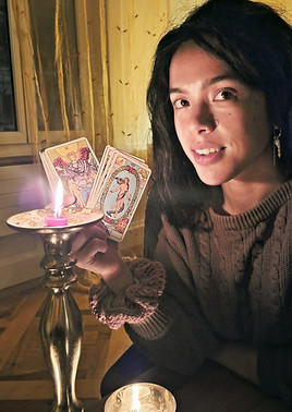 Isabella von Bellas Tarot Beratung hält Tarotkarten in den Händen bei wunderschönem Kerzenschein