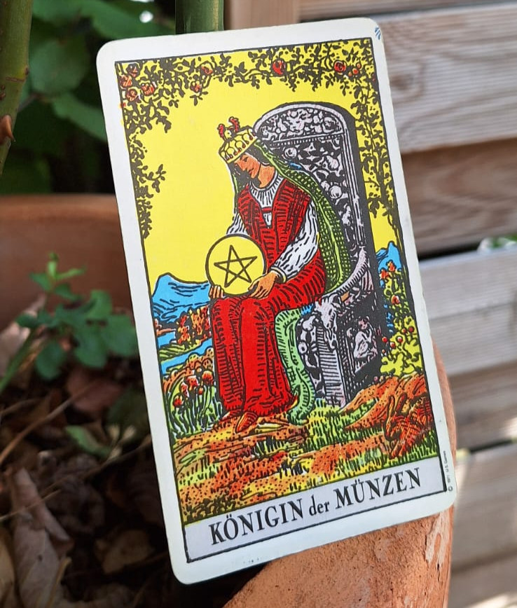 Königin der Münzen im Tarot – Symbol für Fürsorge, Stabilität, Fülle und verantwortungsbewusstes Handeln.