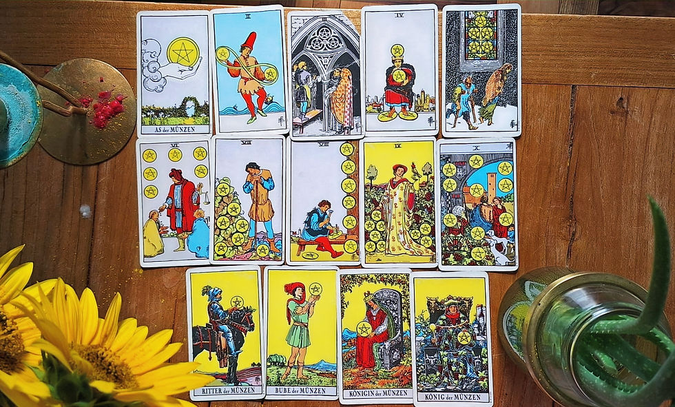 Alle Münzen-Karten der Kleinen Arkana im Tarot – Symbol für das Element Erde, Stabilität, Fleiß und materiellen Wohlstand.