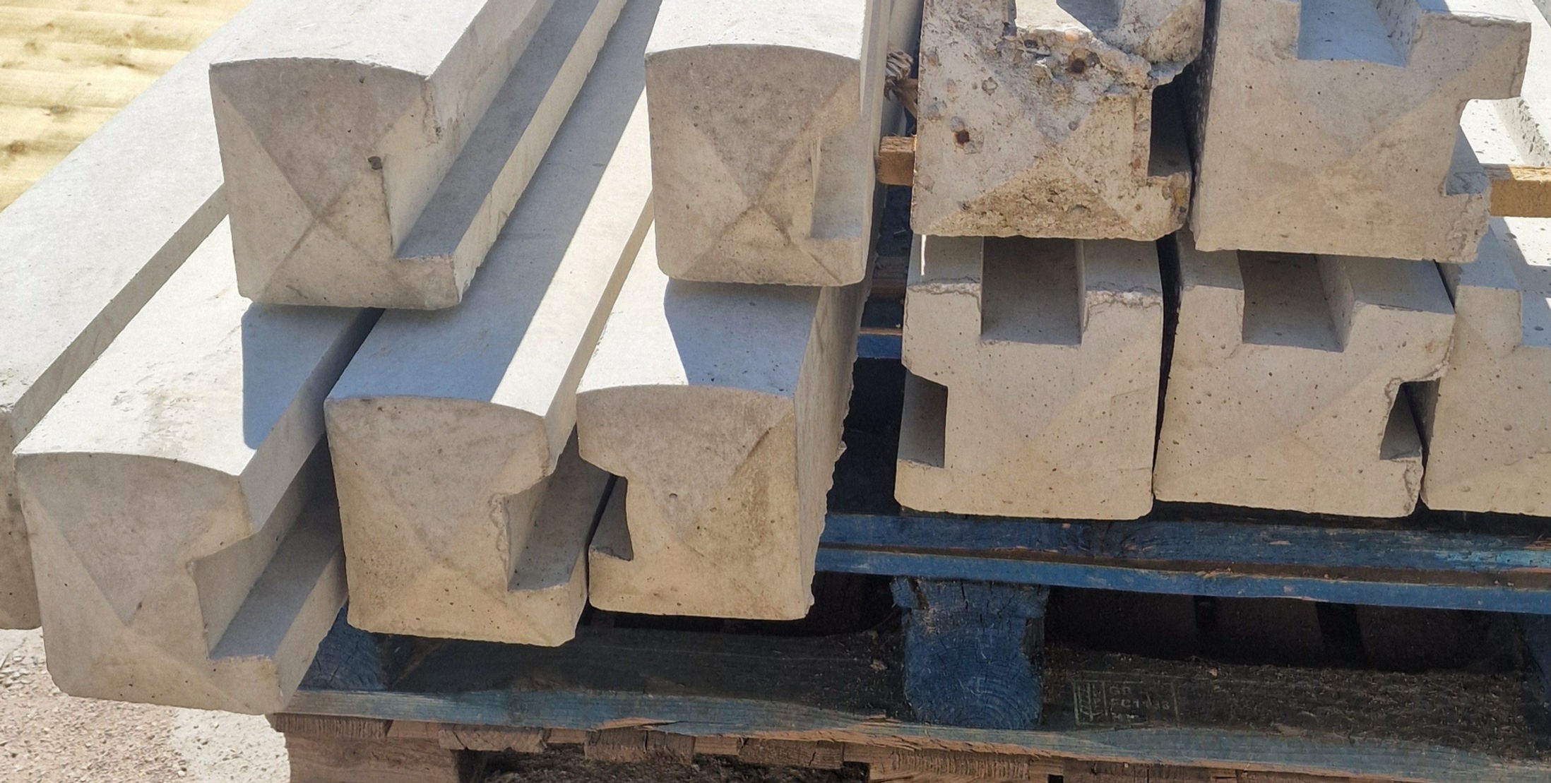 Concrete corner and end posts