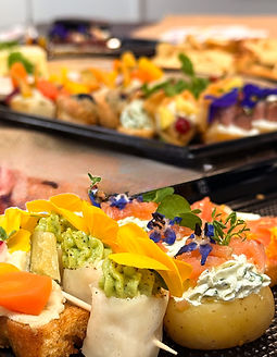 Plateau de délicieux amuse-gueules variés, avec garnitures et décorations florales