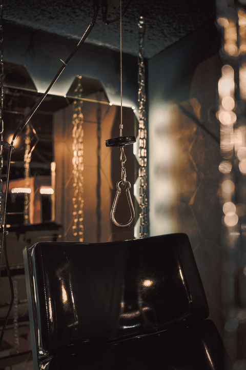 A noose hanging in a room with a chair. VC-Studios BDSM Mietstudio Zürich für exklusive Sessions