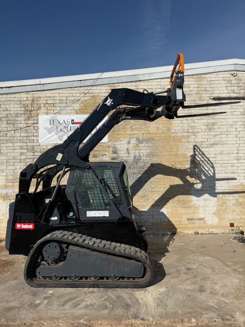 Miniatura: track skid steer side view with forks raised