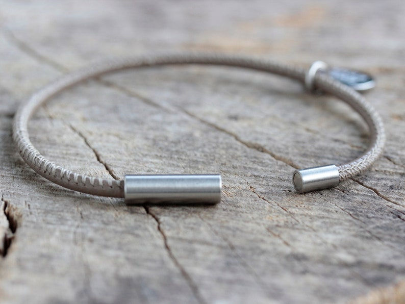 Dezentes Armband aus Leder und Metall