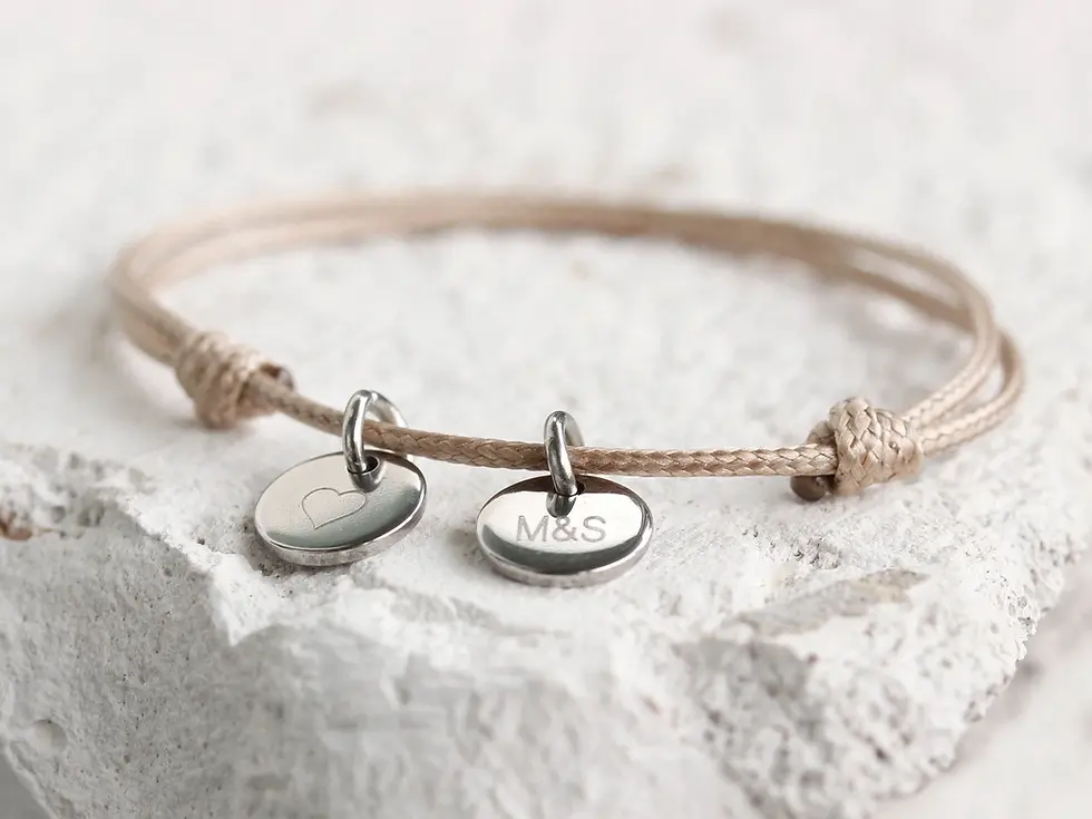 Beige-farbenes Armband mit "M&S"-Gravur