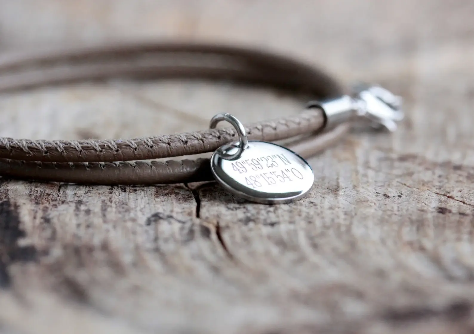 Grau-braunes Lederarmband mit Anhänger