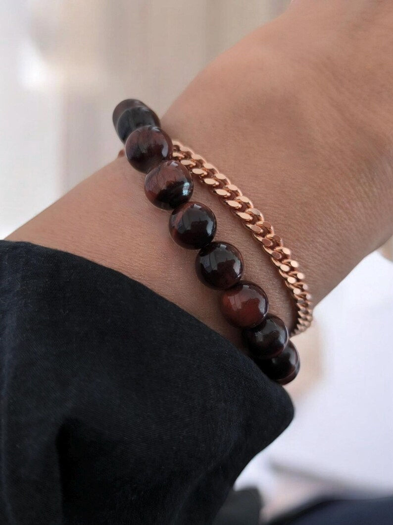 Rotes Tigerauge und roségoldene Gliederkette am Handgelenk