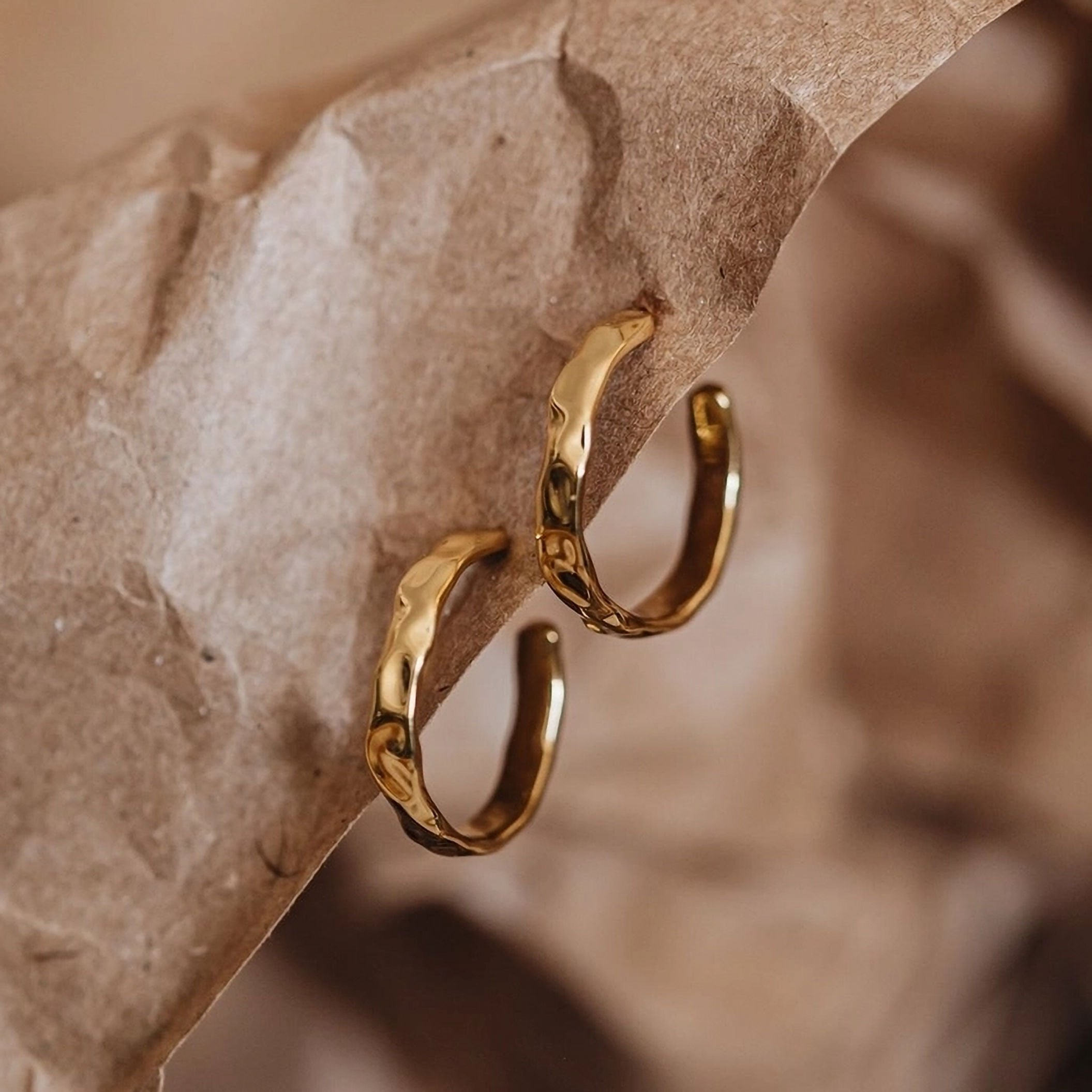 Goldene Ohrringe, Wellen-Design, edles Aussehen