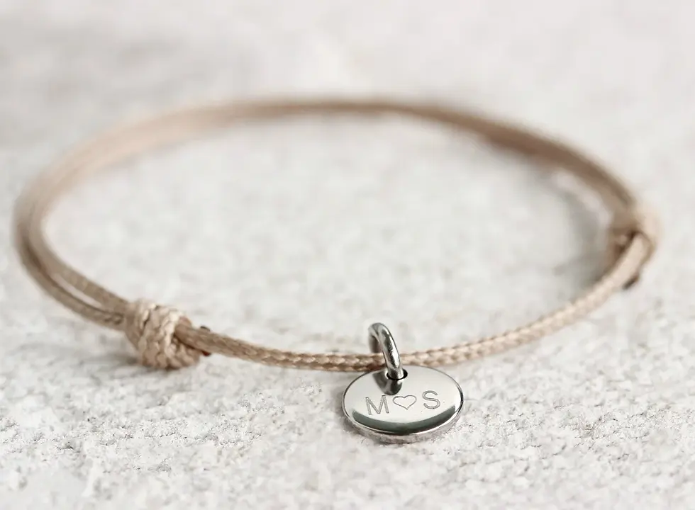 Beige-Schnur-Armband mit MOS-Anhänger