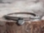 Graues Lederarmband mit Koordinatenanhänger: 45°23'23"N 45°16'34"O